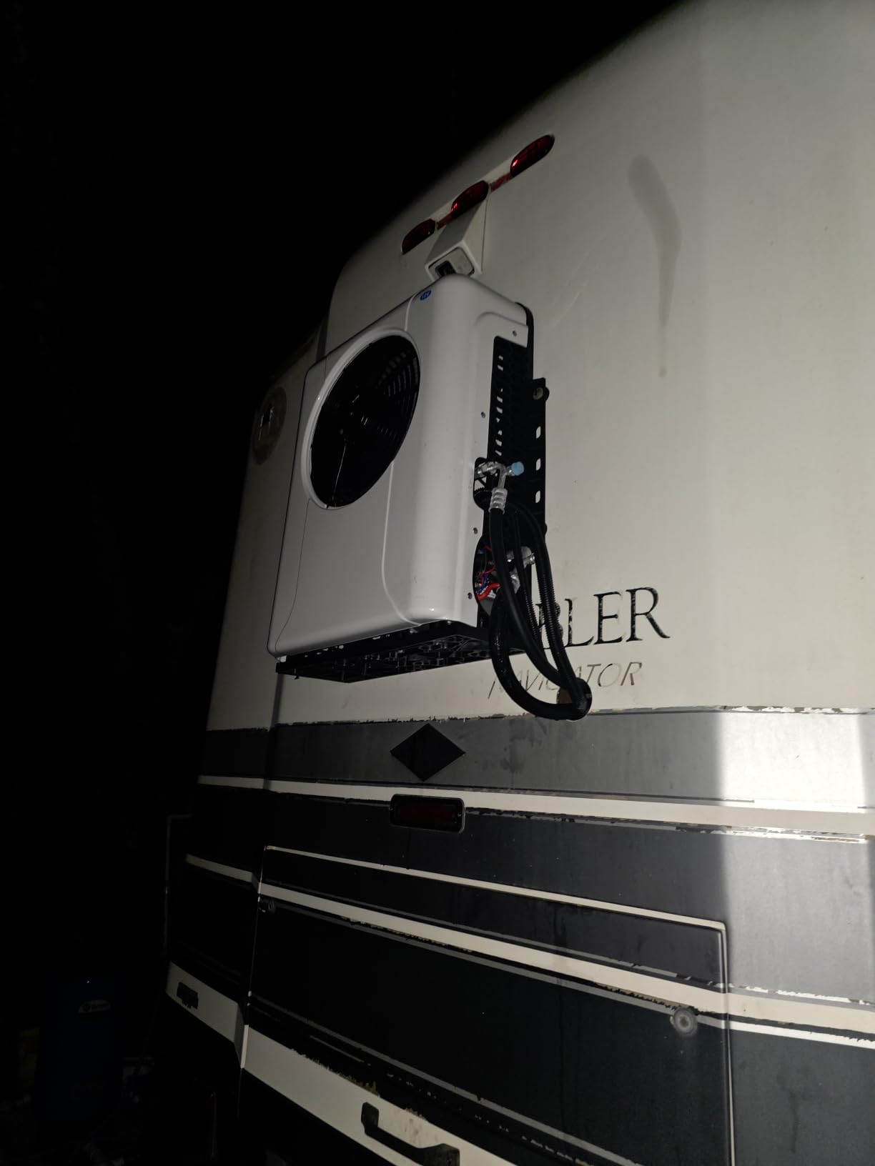 DC 12V RV Air Conditioner, 12000 BTU Truck Camper Rooftop A/C Unit, Fast Cooling, Universal Electric Automotive AC for Motorhome, Van, Tractor, Bus, White customer photo 2