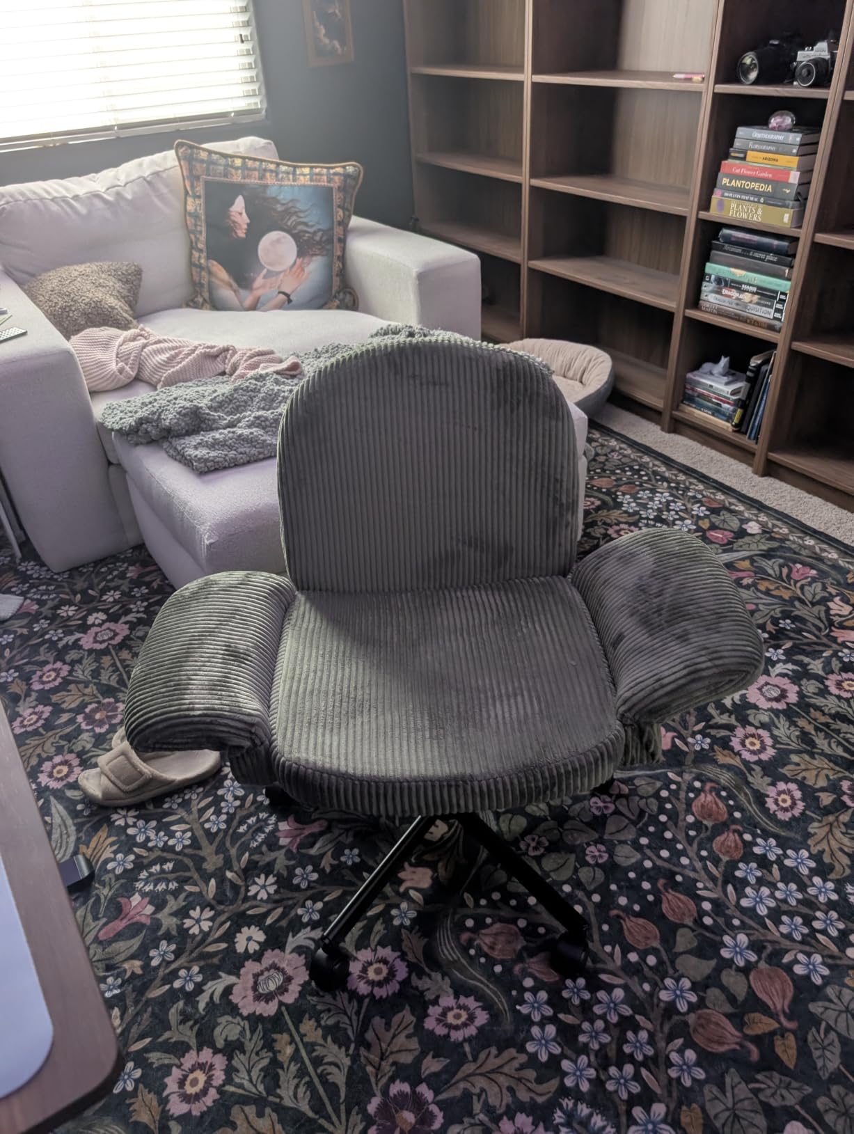 HUANUO Criss Cross Office Chair for Girls, Cross Legged Desk Chair with Adjustable Armrests, Soft Corduroy Fabric for Small Spaces, Home Office Computer Chair for Petite Women, Pink customer photo 2