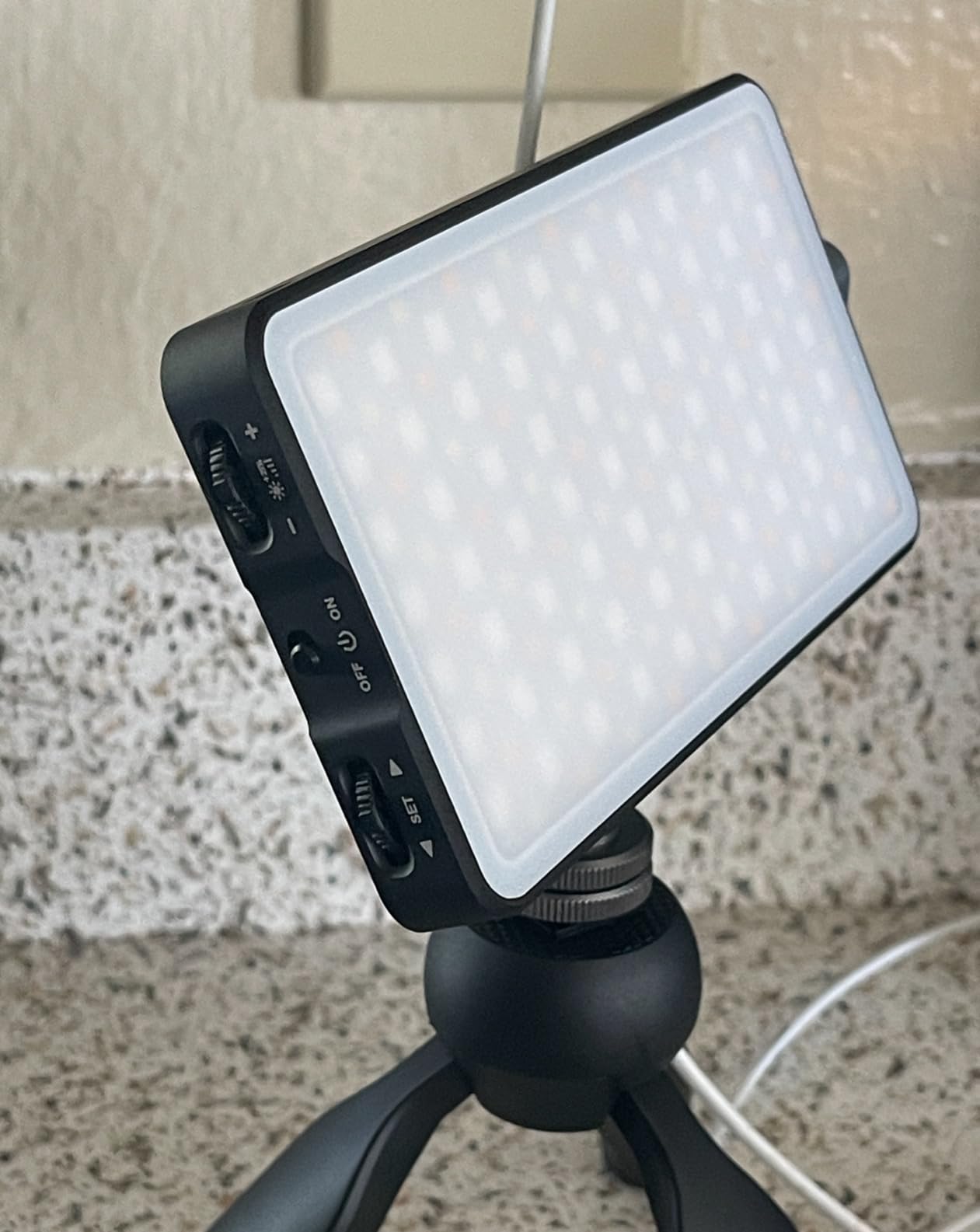 IVISII G2 Pocket RGB Camera Light,Built-in 7200mAh Rechargeable Battery 360°Full Color Gamut 9 Light Effects,2600-10000K LED Video Light Panel with Aluminum Alloy Body, Adjustable Tripod Stand customer photo 2