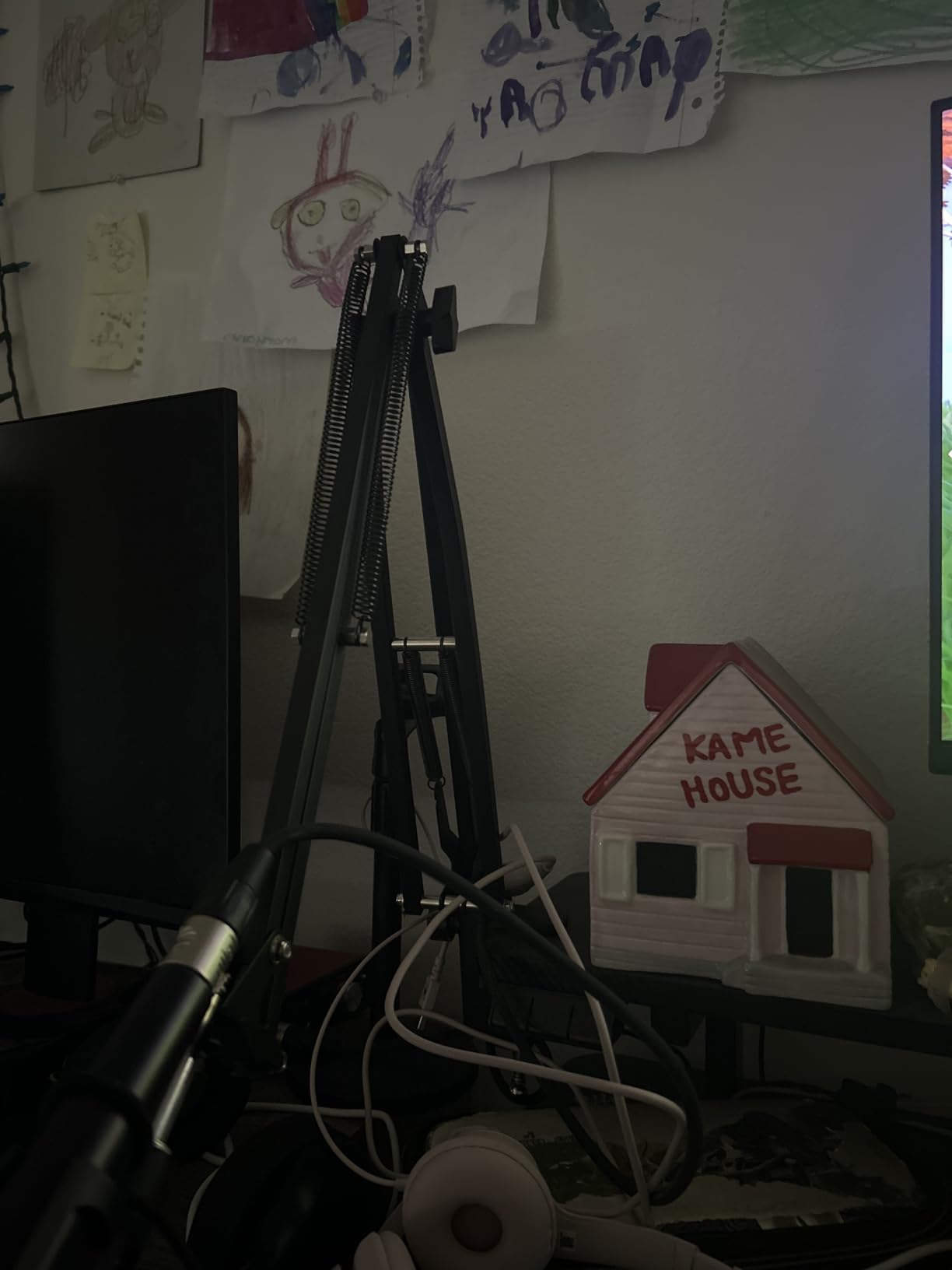 Amazon Basics Adjustable Microphone Boom Arm Stand, 14 inch, Supports Standard Microphones, Adjustable Tension, Includes Pop Filter & Windscreen, Desk Clamp Mount, Black customer photo 2